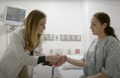 Кодирование Аквилонг в Лукоянове Врач держит пациентку за руку