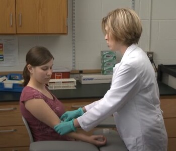 Лечение зависимости от аптечных препаратов в Лукоянове Врач делает инъекцию пациентке